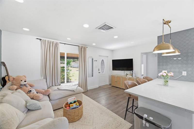 3 bedroom Single Family Residence at 2150 76th Street, Jungle Country Club 4th Add, St Petersburg — photo 2