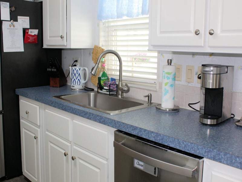 2 bedroom Manufactured Home at 64 Thatch Palm Street, Palm Hill Mobile Home Park Unrec, Largo — photo 4