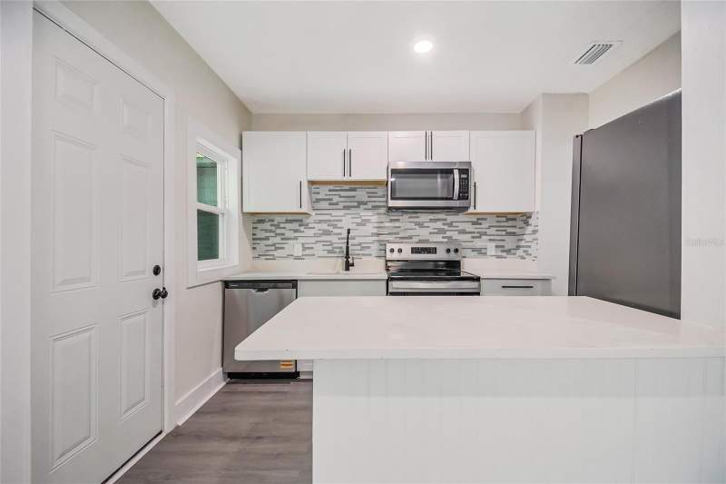 4 bedroom Single Family Residence at 1504 W Line Street, Leesburg Winframe Terrace, Leesburg — photo 4