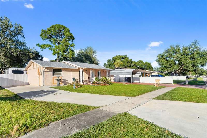 4 bedroom Single Family Residence at 8513 Woodlake Drive, Townn Country Park, Tampa — photo 2