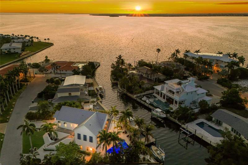 4 bedroom Single Family Residence at 511 59th Street, Holmes Beach 16th Unit, Bradenton Beach — photo 2