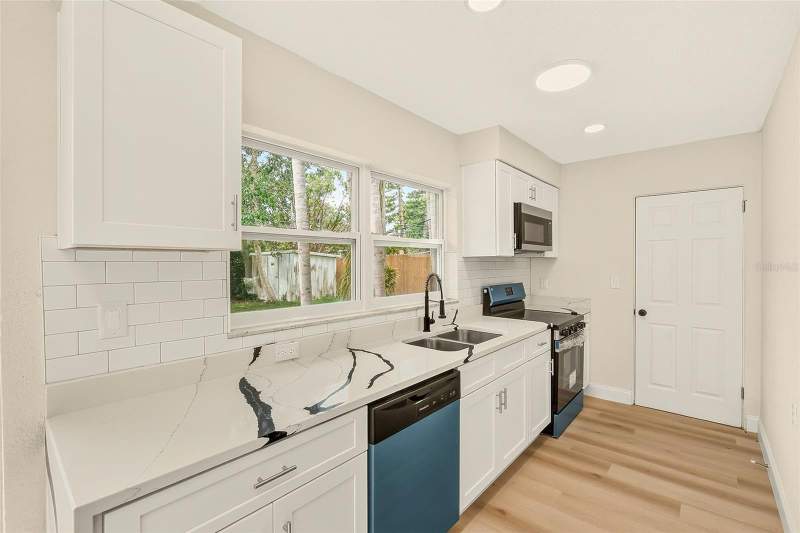 4 bedroom Single Family Residence at 214 45th Avenue, Crisp Manor, St Petersburg — photo 3