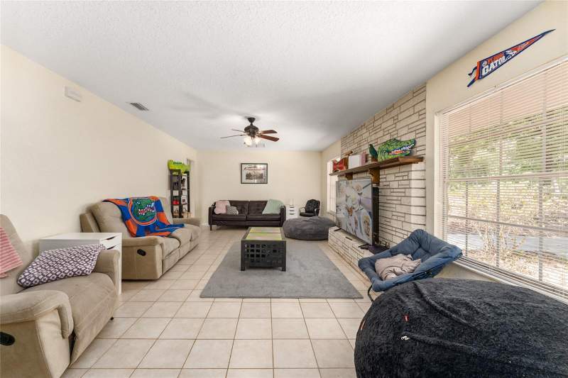 3 bedroom Single Family Residence at 3025 W University Avenue, Black Acres, Gainesville — photo 4