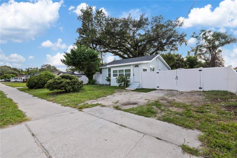 3 bedroom Single Family Residence at 8714 N Blvd, 3E9 | El Portal, Tampa — photo 2