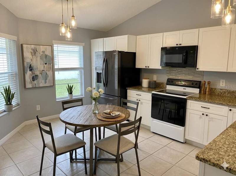 3 bedroom Townhouse at 82 Lakepointe Circle #82, Bvl Lakepointe Twnhms, Kissimmee — photo 2