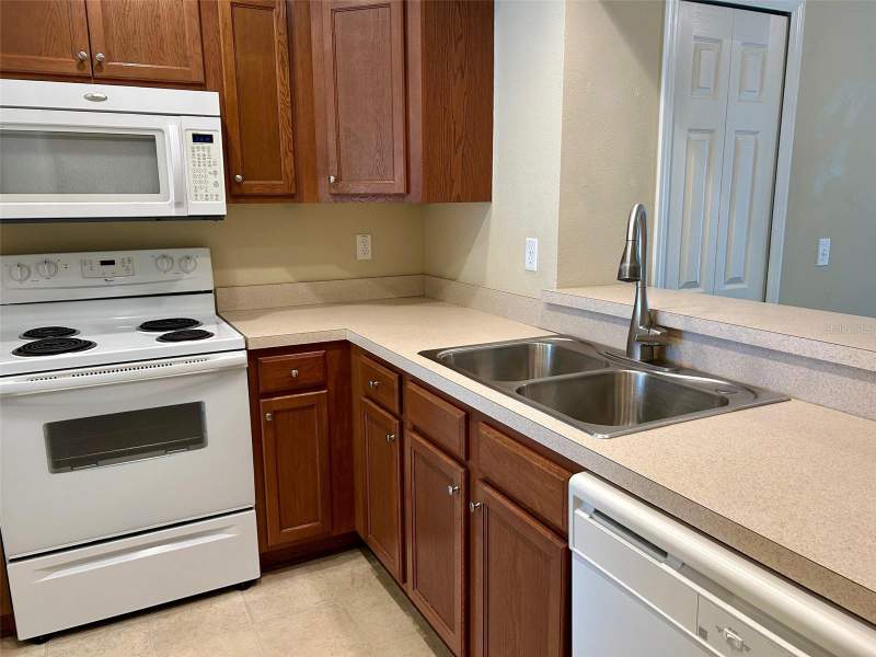 2 bedroom Townhouse at 2078 Sun Down Drive, Sunset Pointe Twnhms, Clearwater — photo 3