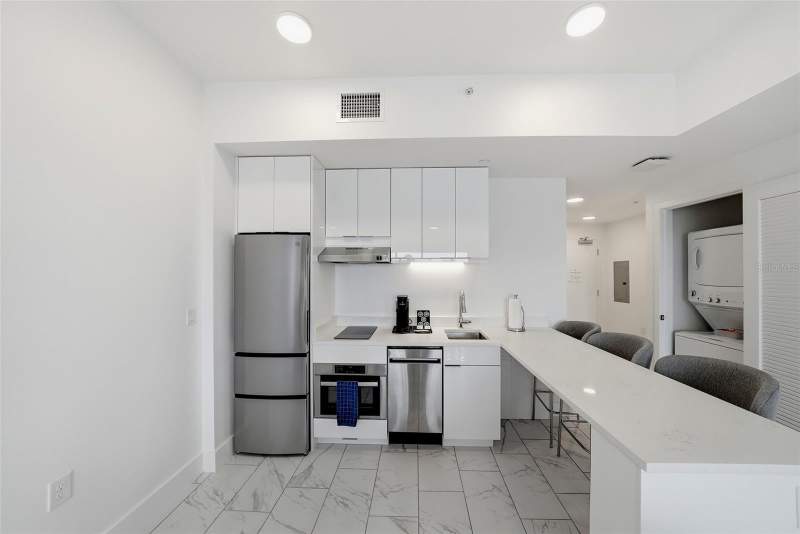 2 bedroom Condo - Hotel at 411 E Shore Drive #502, Cw Resort, Clearwater Beach — photo 2