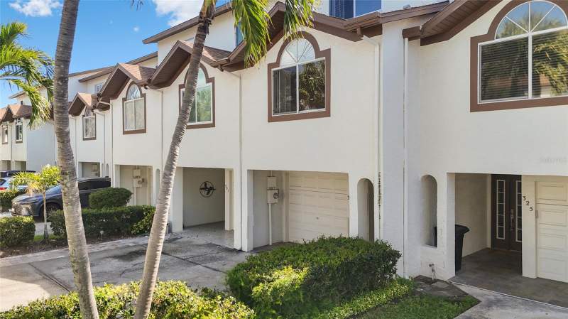 3 bedroom Townhouse at 323 Madeira Circle, Palms Of Tierra, St Petersburg — photo 3