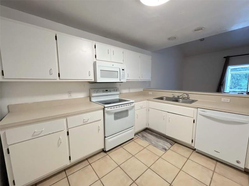 3 bedroom Condominium at 4700 SW Archer Road #D30, The Gables, Gainesville — photo 4