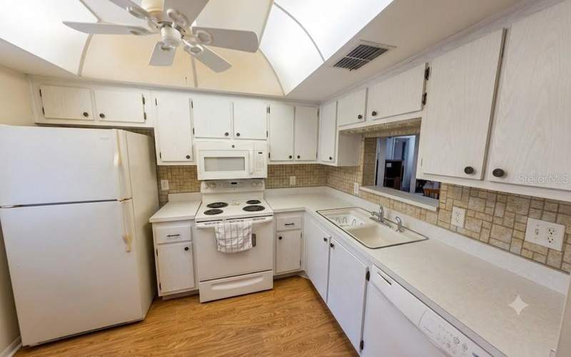 2 bedroom Condominium at 601 N Hercules Avenue #1205, Pinewood Village Condo, Clearwater — photo 4