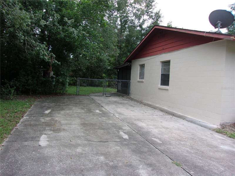 3 bedroom Single Family Residence at 5700 NE 6th Place, Ocala Heights, Ocala — photo 5