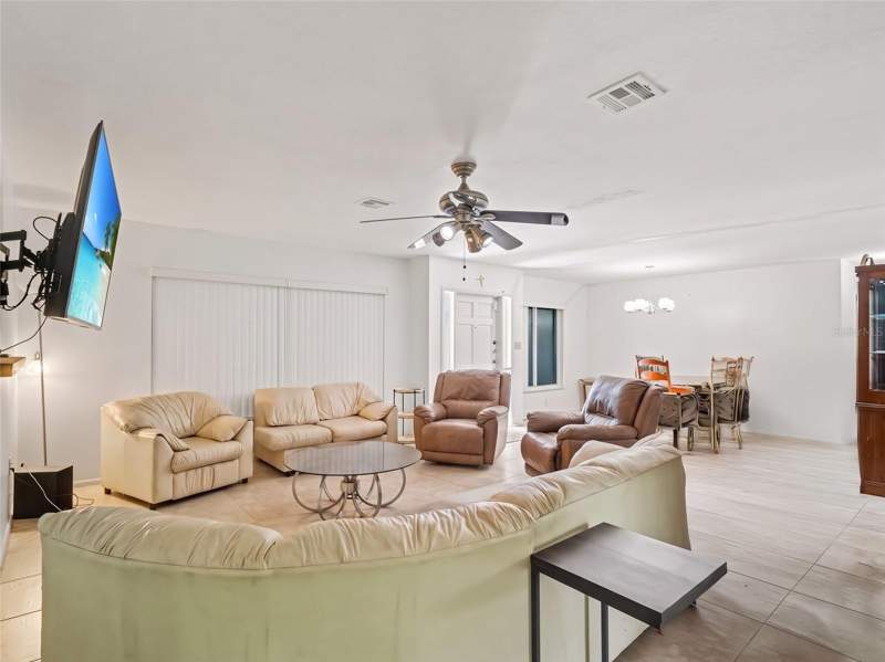 3 bedroom Single Family Residence at 562 E Tarpon Boulevard, Port Charlotte Sec 010, Port Charlotte — photo 4