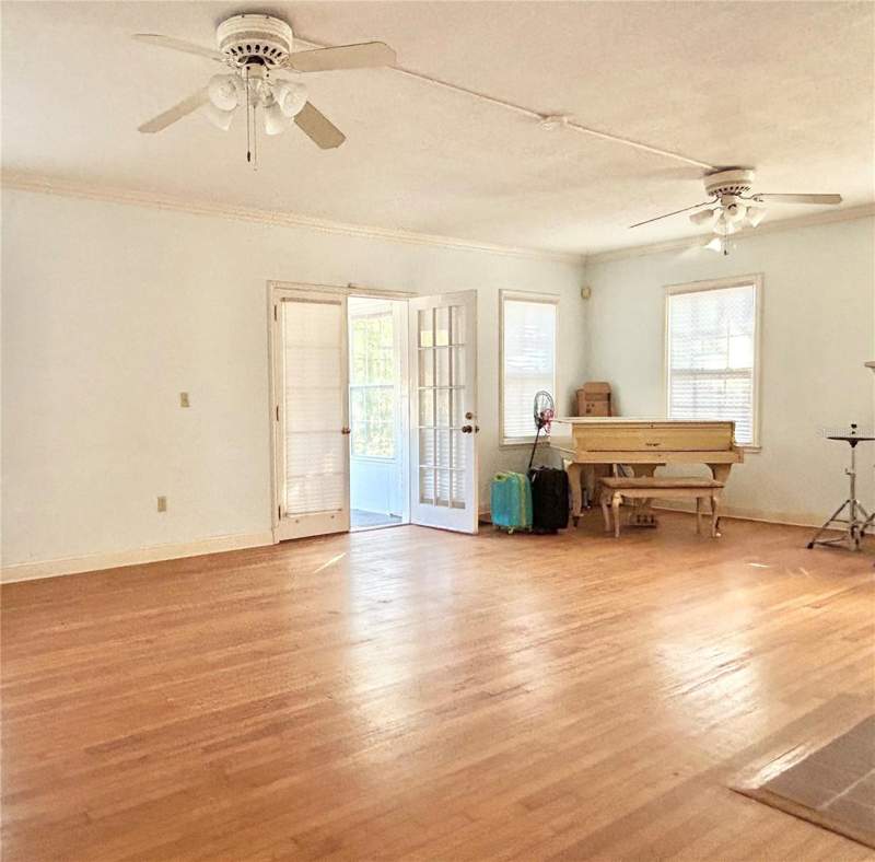 4 bedroom Single Family Residence at 1105 Herndon Street, C M Love'S Subdivision, Leesburg — photo 3