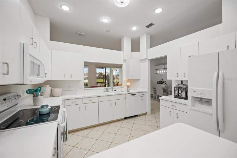2 bedroom Single Family Residence at 547 Fallbrook Drive, Venice Golf & Country Club Uni, Venice — photo 2