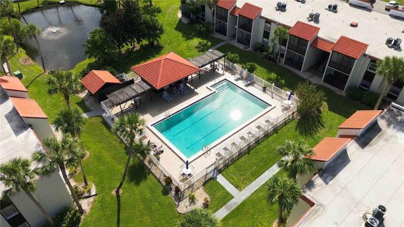 2 bedroom Condominium at 3215 Beneva Road #202, Village Brooke Sec 2, Sarasota — photo 3