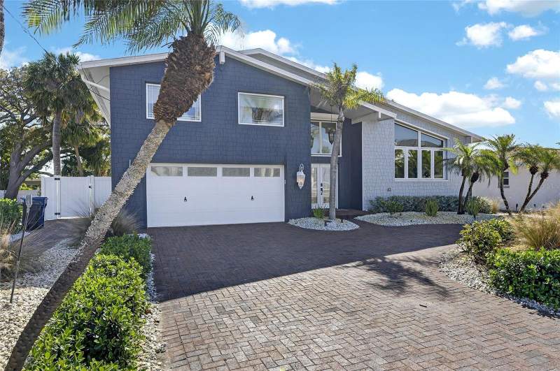 3 bedroom Single Family Residence at 931 GULF BOULEVARD, BELLEAIR BEACH YACHT CLUB ESTATES, BELLEAIR BEACH — photo 4