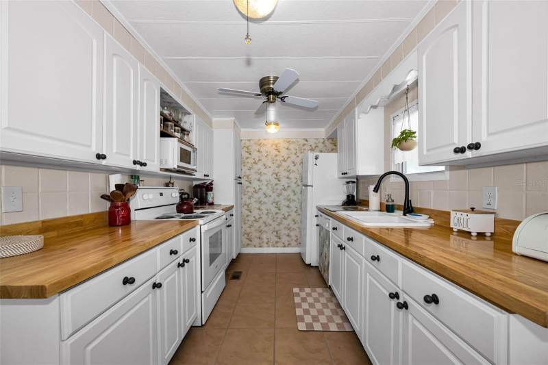 3 bedroom Mobile Home at 143 Melody Lane, Tarpon Shores Mobile Home Village Unrec, Tarpon Springs — photo 4