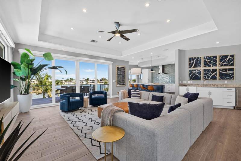 4 bedroom Single Family Residence at 10209 Gulf Boulevard, Sawyer & Harrells Add, Treasure Island — photo 3