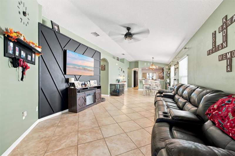 3 bedroom Single Family Residence at 1111 Seminole Sky Drive, Bahia Lakes Ph 1, Ruskin — photo 5