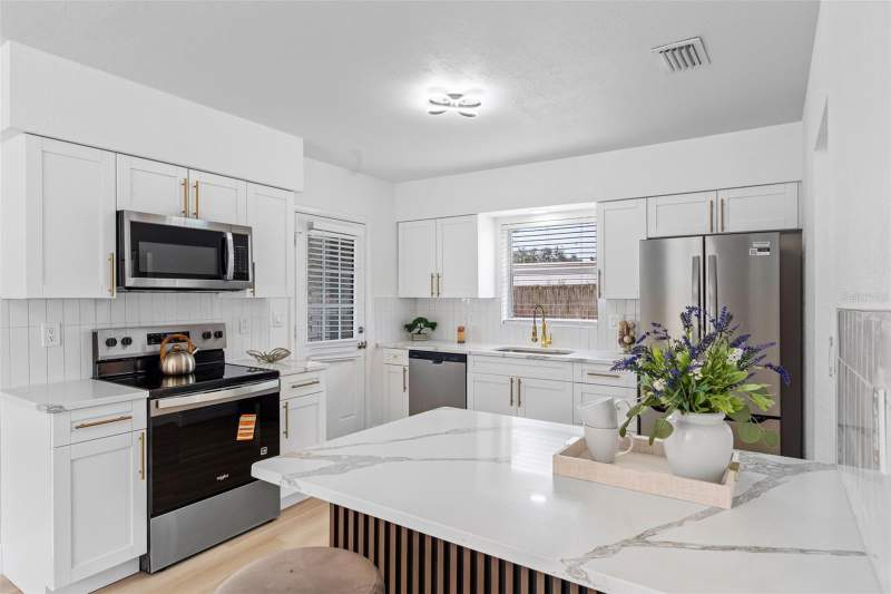 3 bedroom Single Family Residence at 230 Beverly Boulevard, Unplatted, Brandon — photo 2