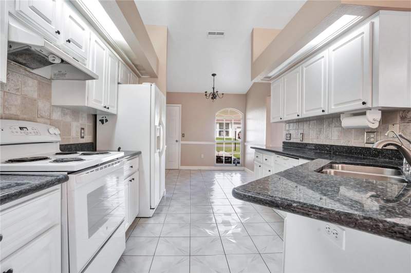 4 bedroom Single Family Residence at 667 Jessanda Cir, Scott Lake West, Lakeland — photo 2