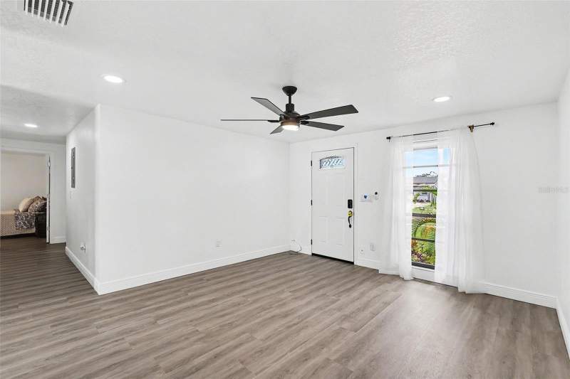 3 bedroom Single Family Residence at 8253 Greenleaf Circle, Townn Country Park Unit 61, Tampa — photo 5