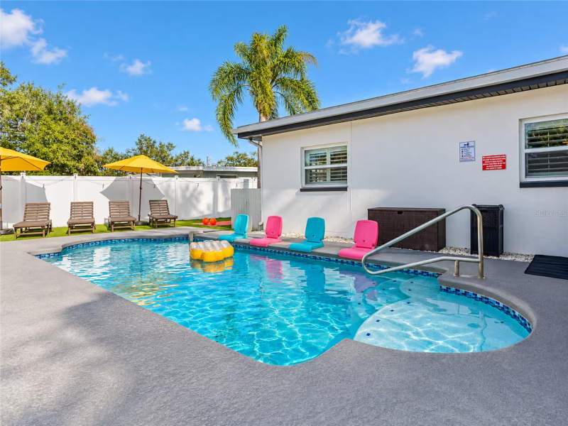 5 bedroom Single Family Residence at 100 Gatewood Drive, Belleair Manor, Largo — photo 2
