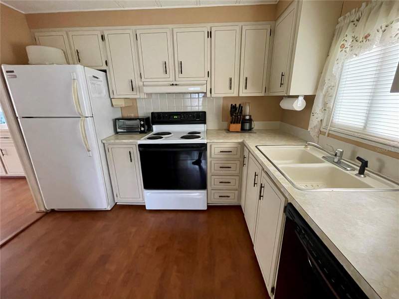 2 bedroom Manufactured Home at 140 Mountain Fir Drive, Blue Jay Mobile Home Estates Condo, Palm Harbor — photo 4