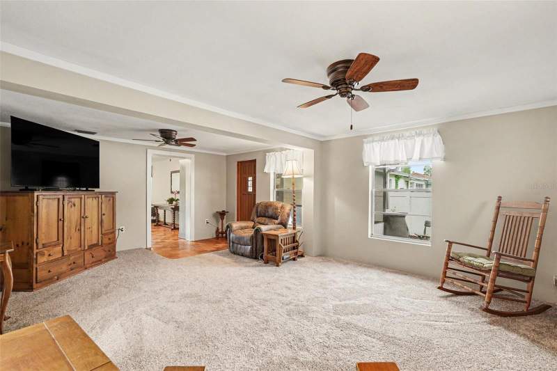 3 bedroom Single Family Residence at 10308 N Oakleaf Avenue, Golfland Of Tampas North Side, Tampa — photo 5