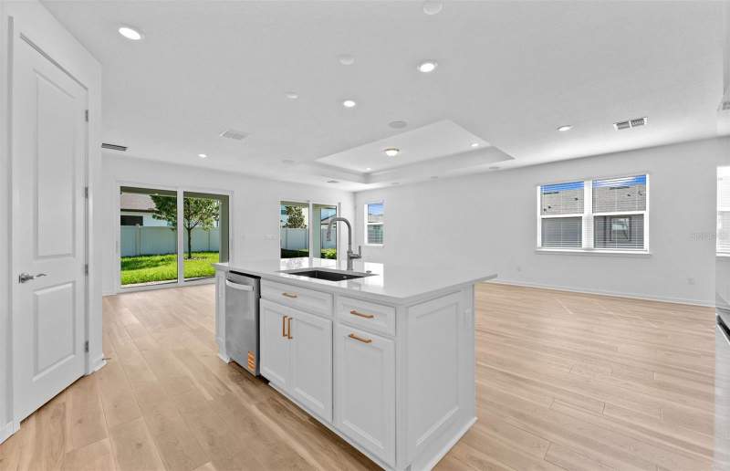 4 bedroom Single Family Residence at 13630 Brookside Haven Street, Spencer Glen North, Riverview — photo 4