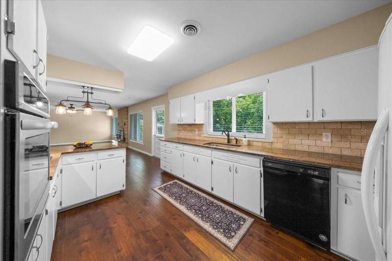 3 bedroom Single Family Residence at 2333 E Fort King Street, La Vista, Ocala — photo 5