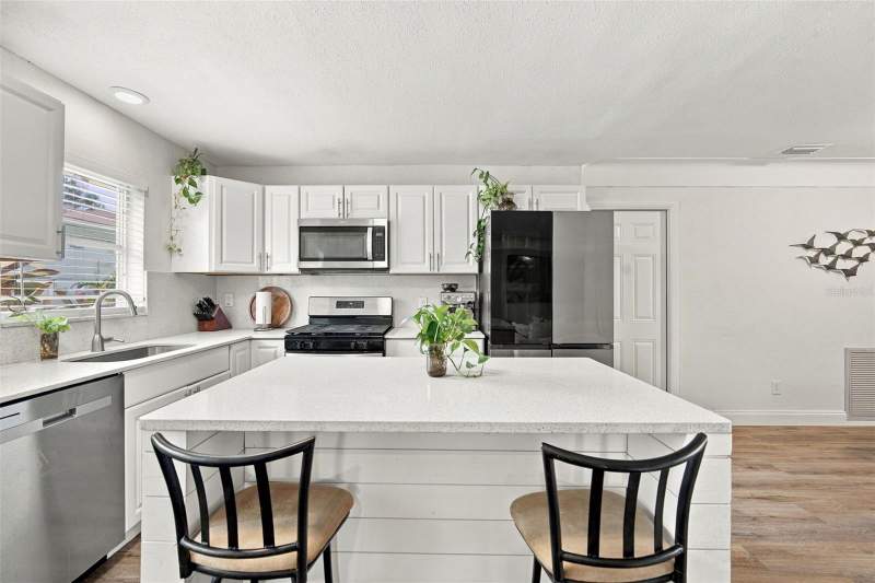4 bedroom Single Family Residence at 5915 35th Avenue, Sheryl Manor, St Petersburg — photo 2