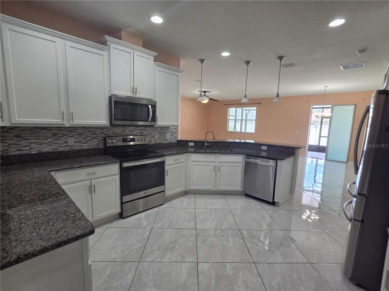 4 bedroom Single Family Residence at 11114 Hartford Fern Drive, Moss Landing Ph 3, Riverview — photo 5