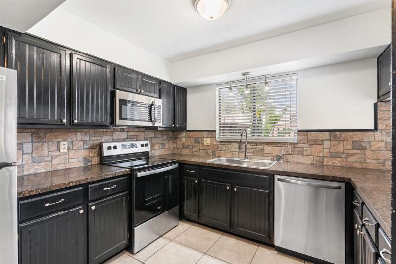 4 bedroom Townhouse at 1836 N Crystal Lake Drive #87, Grovethe, Lakeland — photo 3
