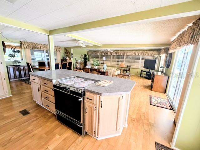 2 bedroom Mobile Home at 814 Turf, Country Club Estates, Venice — photo 2