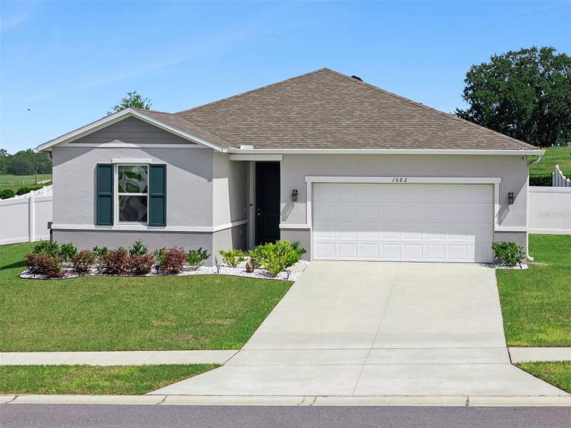 1682 LITTLELEAF BOXWOOD LOOP home for sale in Gardens Ii/Lake Jackson