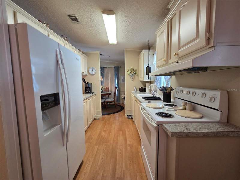2 bedroom Manufactured Home at 4157 71st Lane #14, Magnolia Manor Mobile Home Park Unrec, St Petersburg — photo 2