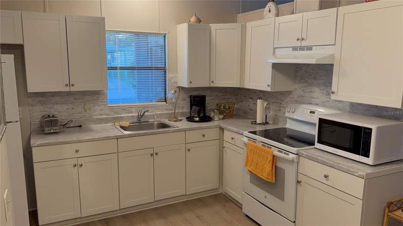 2 bedroom Manufactured Home at 37542 Pinata Avenue, Spanish Trails West Residential Cooperative, Zephyrhills — photo 5