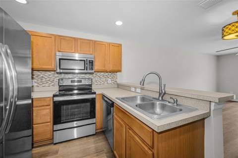 8013 Sutton Terrace Lane, Tampa FL - photo 7 of 38