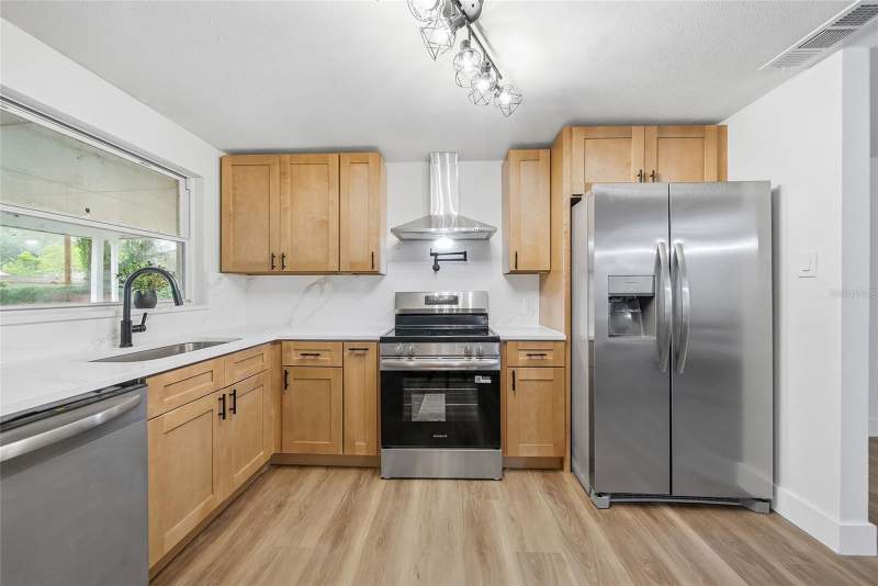 4 bedroom Single Family Residence at 3027 Redwood Avenue, Cleveland Heights Manor First Add, Lakeland — photo 3
