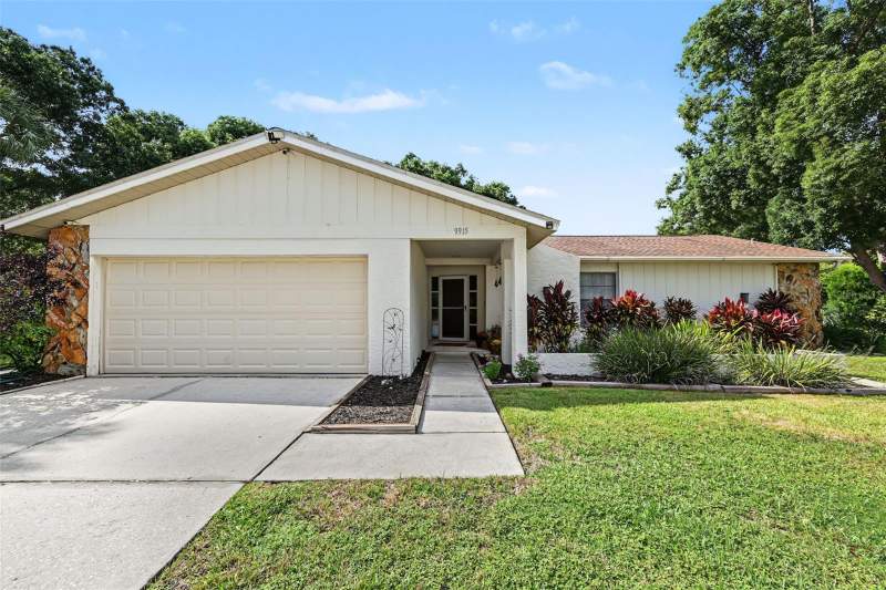 3 bedroom Single Family Residence at 9915 Whitworth Court, A Rep Of Fairway Spgs, New Port Richey — photo 3