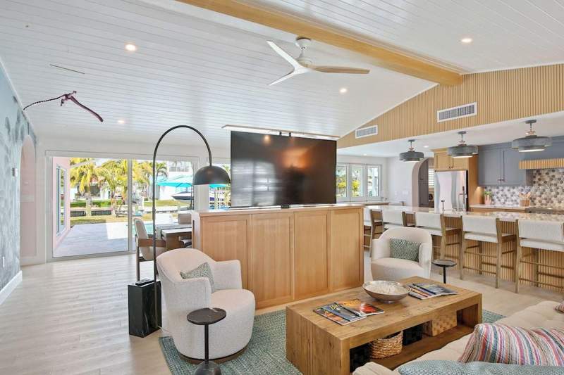 4 bedroom Single Family Residence at 605 Concord Lane, Key Royale 7th Add, Holmes Beach — photo 5