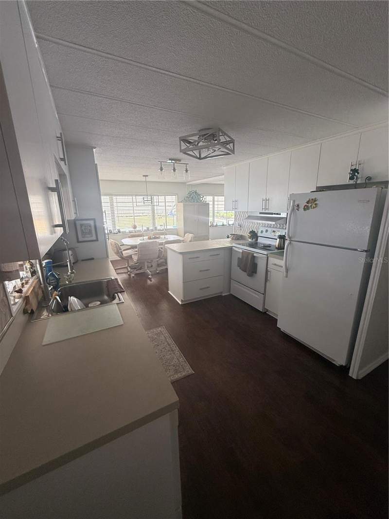 2 bedroom Mobile Home at 7880 54th Avenue #125, Club Chalet Unrec Mhp, St Petersburg — photo 2