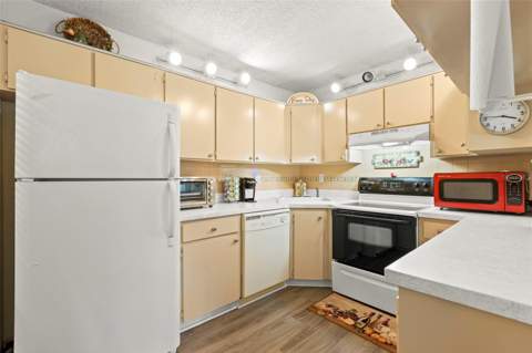 1290 Pine Ridge Circle #E1, Tarpon Springs FL - photo 7 of 32