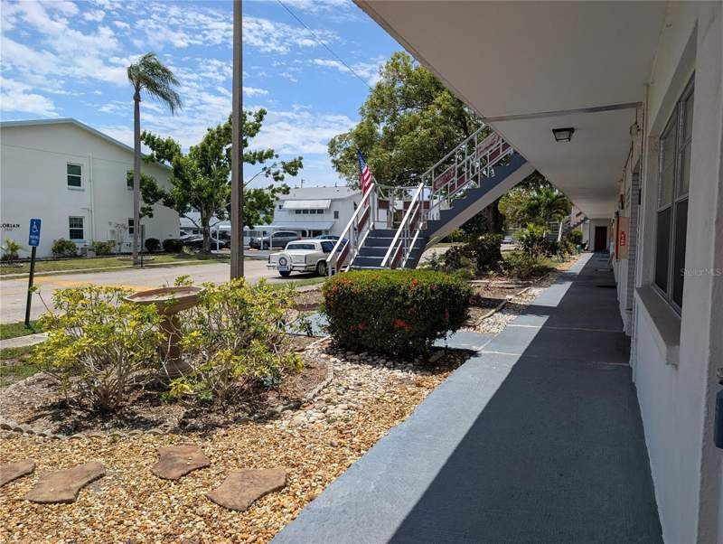 1 bedroom Condominium at 5850 18th Street #7, Town Apts Condo, St Petersburg — photo 2