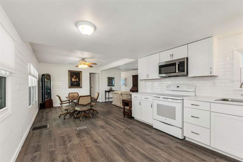 2 bedroom Mobile Home at 1891 Englewood Road #119, Brook To Bay, Englewood — photo 3