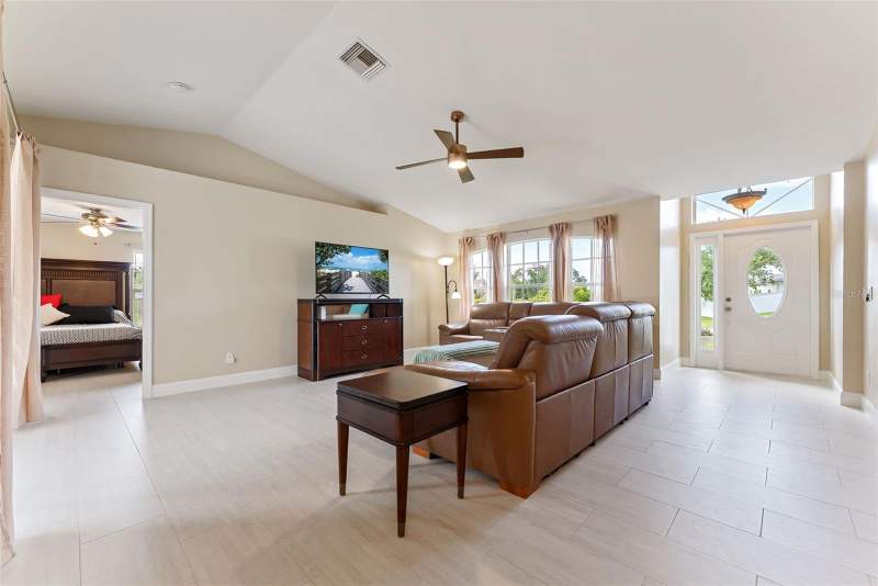 3 bedroom Single Family Residence at 1127 SW 29th Street, Cape Coral, Cape Coral — photo 4