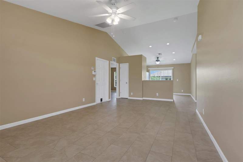 3 bedroom Single Family Residence at 325 NE 30th Terrace, Cape Coral, Cape Coral — photo 4