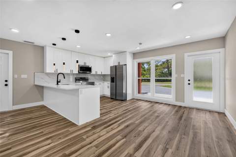 1524 Carson Circle, St Petersburg FL - photo 13 of 38