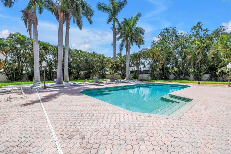 6 bedroom Single Family Residence at 4930 Sandpiper Lane, Dolphin Cay-Phase 1, St Petersburg — photo 4